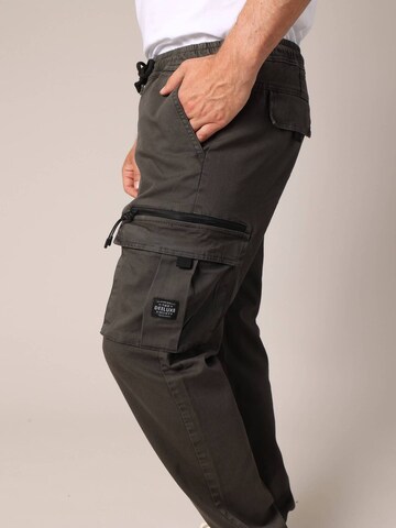 Effilé Pantalon cargo 'Monroe' Deeluxe en gris