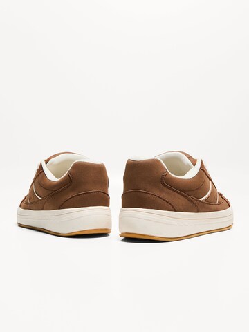 Sneaker low de la Bershka pe maro