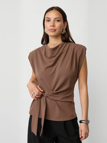 co'couture - Camiseta ' FarlconCC ' en marrón: frente