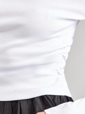 ABOUT YOU Tričko 'Theres' – bílá