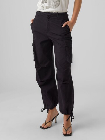 VERO MODA Tapered Cargobroek 'CALLY' in Zwart: voorkant