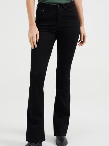 WE Fashion Flared Jeans in Zwart: voorkant