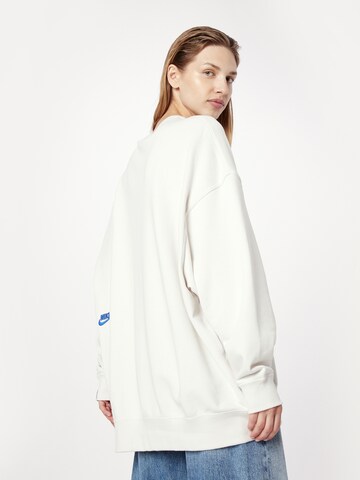 Nike Sportswear Sweatshirt in White