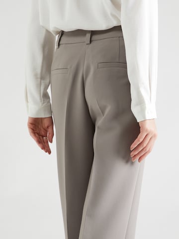 Loosefit Pantaloni con piega frontale 'Gale' di modström in grigio