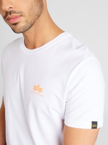 Coupe regular T-Shirt ALPHA INDUSTRIES en blanc