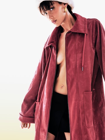 Manteau mi-saison 'Hanna' Bella x ABOUT YOU en rouge : devant