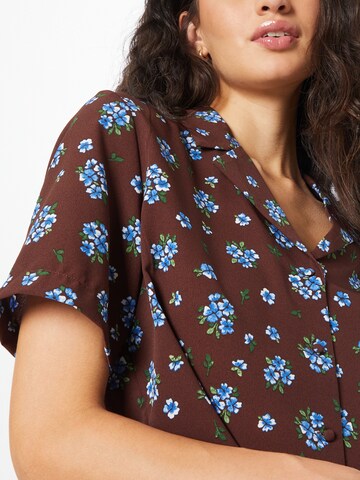 Monki - Blusa em castanho