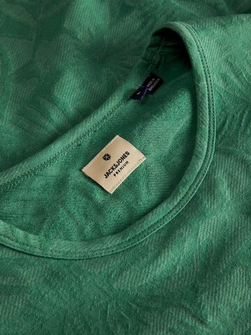 JACK & JONES Shirt 'JPRBLUNAEL SS TEE BOTTLE GREEN' in Groen