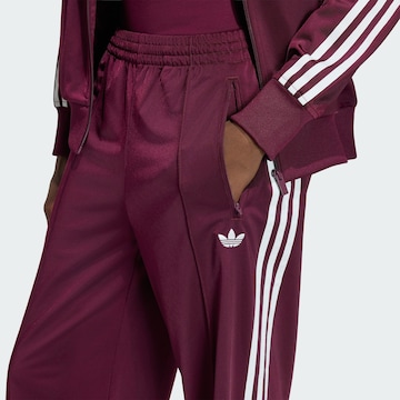 ADIDAS ORIGINALS - Pierna ancha Pantalón 'Firebird Adicolor' en rojo