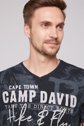 Maglietta 'Paragliding Cape Town' di CAMP DAVID in blu