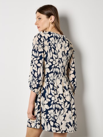 Robe Apricot en bleu