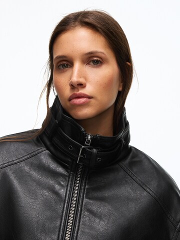 Geacă de primăvară-toamnă de la Bershka pe negru