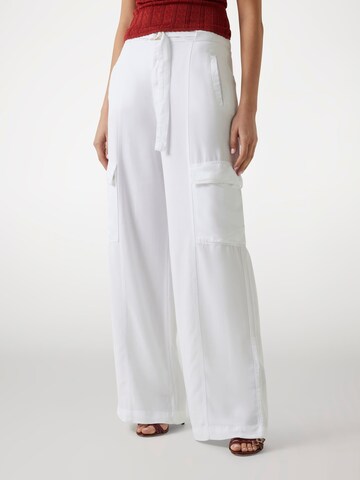 GUESS Wide leg Cargo Pants in White: front