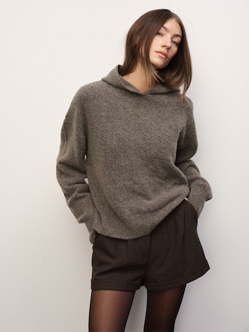 RÆRE by Lorena Rae Pullover i brun: forside