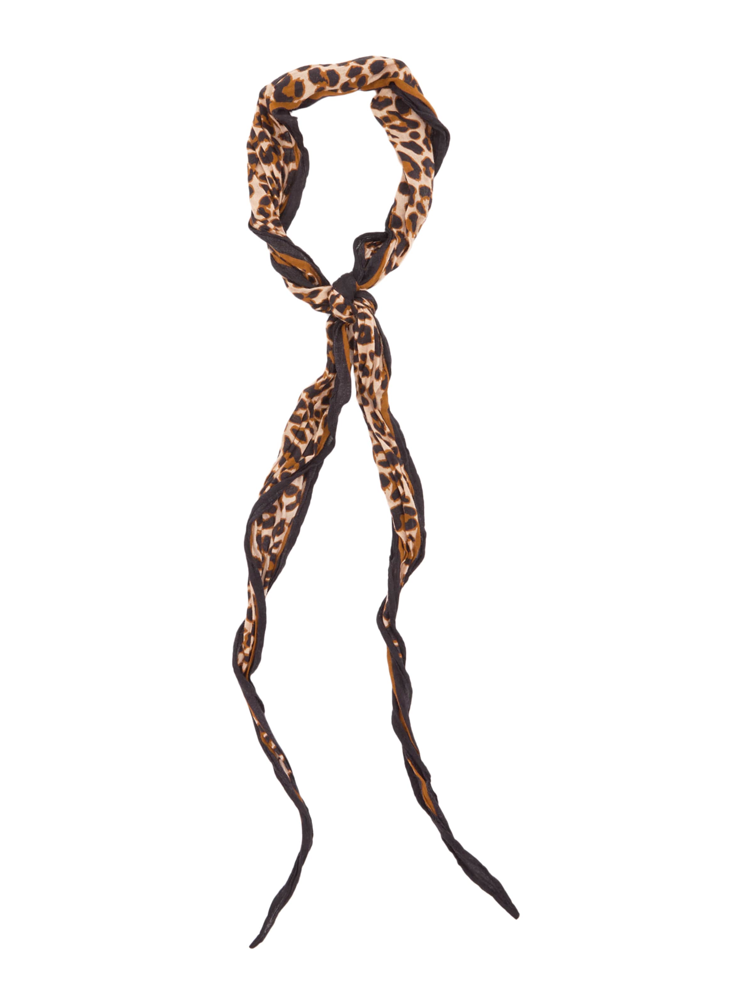 Fular de la Pull&Bear pe maro: față