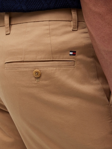 TOMMY HILFIGER Regular Панталон Chino 'DENTON ESS' в кафяво
