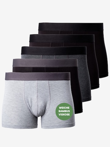 Boxer 'Bambus Bryan' di Occulto in grigio: frontale