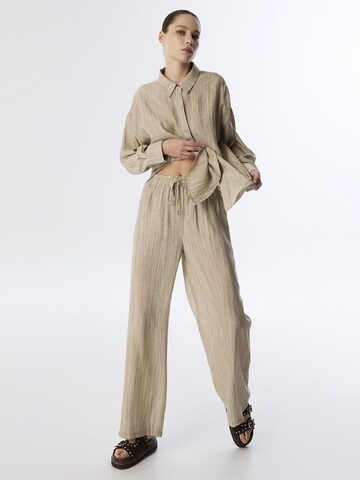 Twist Wide leg Pants in Beige: front