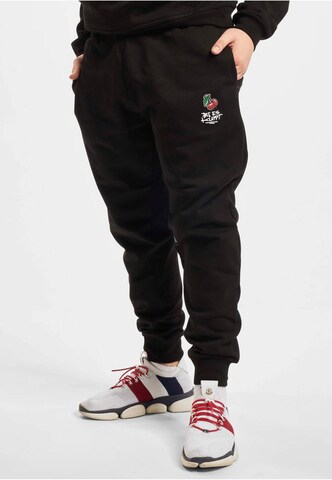 DEF Tapered Hose 'BEK x DEF Cherry' in Schwarz