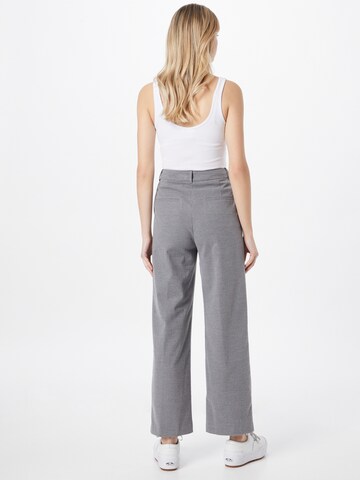 Wide leg Pantaloni con pieghe di UNITED COLORS OF BENETTON in grigio