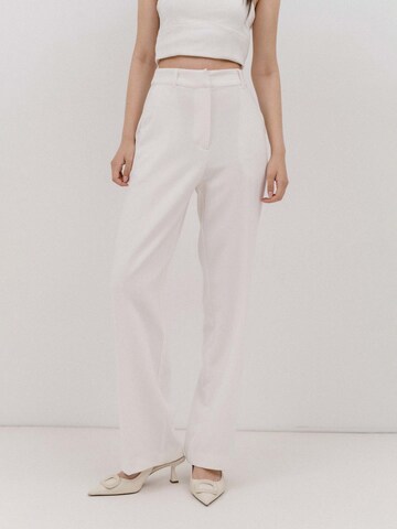 Regular Pantaloni de la 4TAILORS pe alb: față