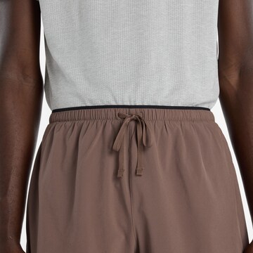 new balance Loosefit Sportbroek 'Essential' in Bruin