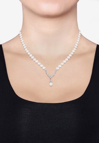 ELLI Necklace in White: front