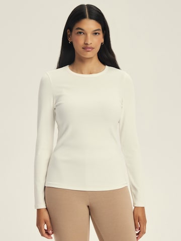 Maglietta 'Figurbetontes Ripp-Langarmshirt aus Viskosemix, Jody 2' di ESOTIQ in beige