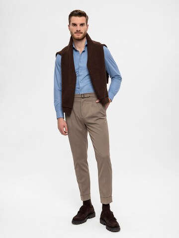 Antioch Regular Pleat-front trousers in Brown