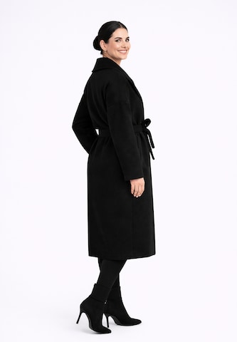 Elara Mantel in Schwarz