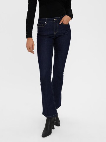 Vero Moda Petite Flared Jeans 'PEACHY' in Blau: predná strana