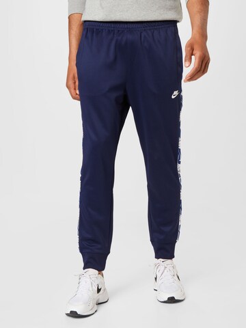 Nike Sportswear Tapered Broek in Blauw: voorkant