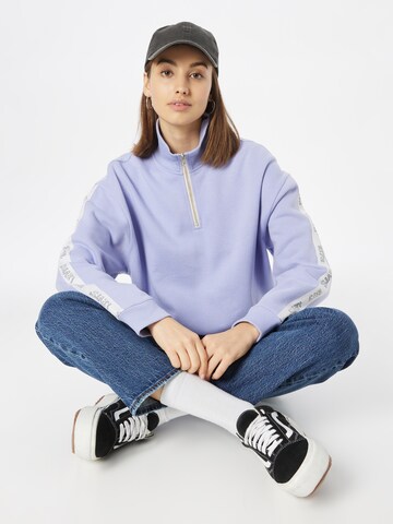 LEVI'S ® Collegepaita 'Graphic Rue 1/4 Zip Crew' värissä lila