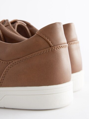 Sneaker bassa di Next in marrone