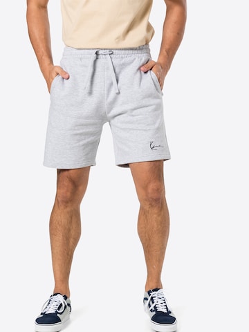 Karl Kani Regular Shorts in Grau: predná strana