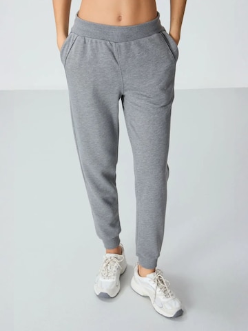 Pantaloni sportivi di Tommy Life in grigio: frontale