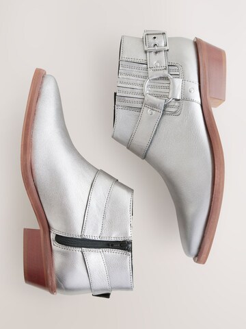 Botine de la Next pe argintiu