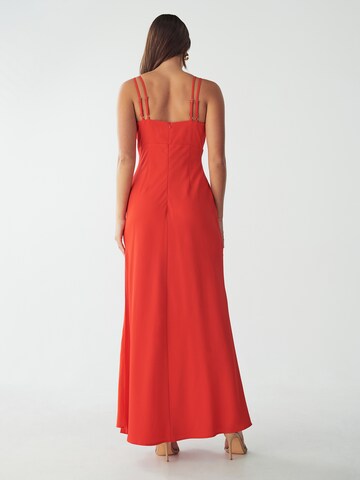 Abito da sera 'AVONLEA' di BWLDR in rosso: dietro