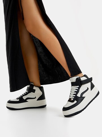 Sneaker alta di Bershka in nero