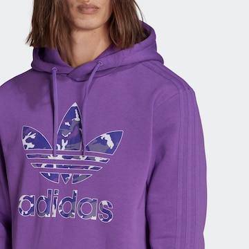 ADIDAS ORIGINALS - Sweatshirt 'Graphics Camo Infill' em roxo