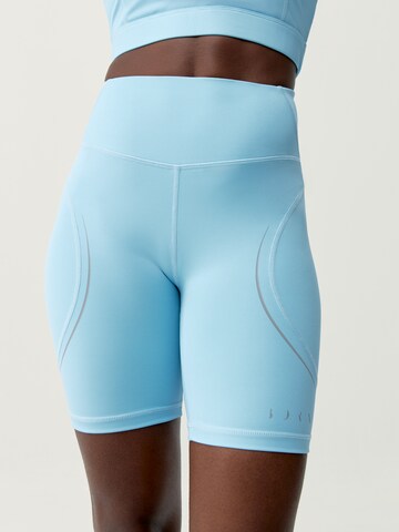 Born Living Yoga Skinny Sportshorts 'Becky' in Blau: predná strana