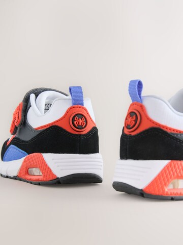 Next Σνίκερ σε κόκκινο