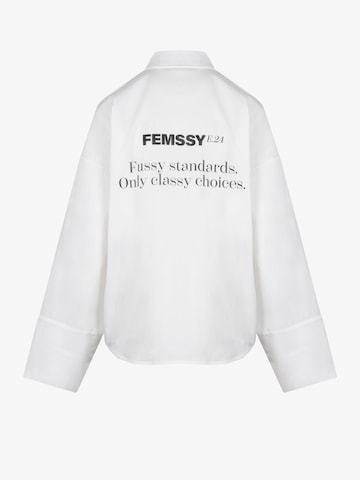 FEMSSY Koszulka oversize 'CLARA SHIRT WHITE' w kolorze biały