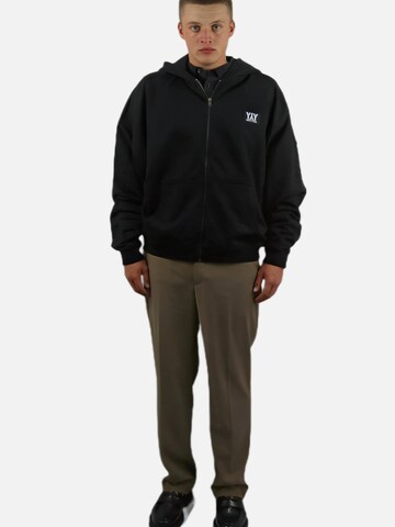 HEFTYKA Zip-Up Hoodie in Black