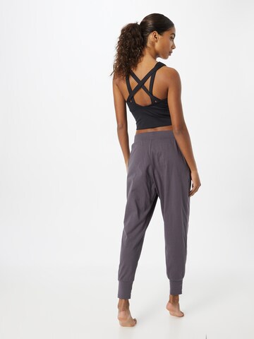 CURARE Yogawear Tapered Sporthose in Lila