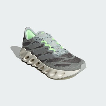 Chaussure de course 'Switch Fwd' ADIDAS PERFORMANCE en gris