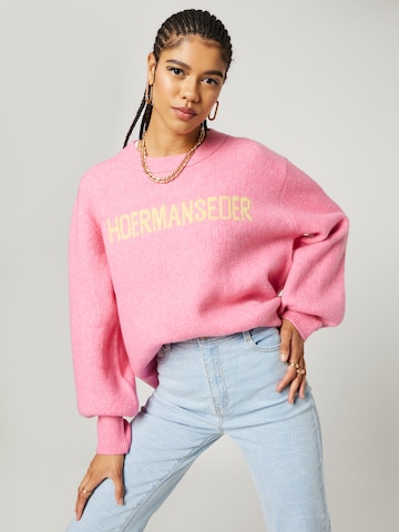 Hoermanseder x About You Sweater 'Carolin ' in Pink: front