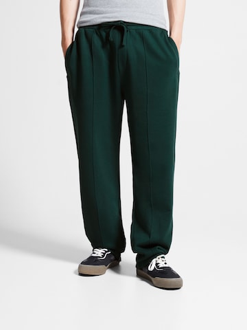 Bershka Loose fit Trousers in Green: front