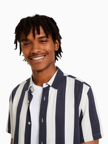 Bershka Regular Fit Hemd in Blau