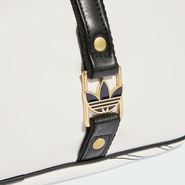 ADIDAS ORIGINALS Schoudertas 'AIRLINER ELONGATED' in Wit